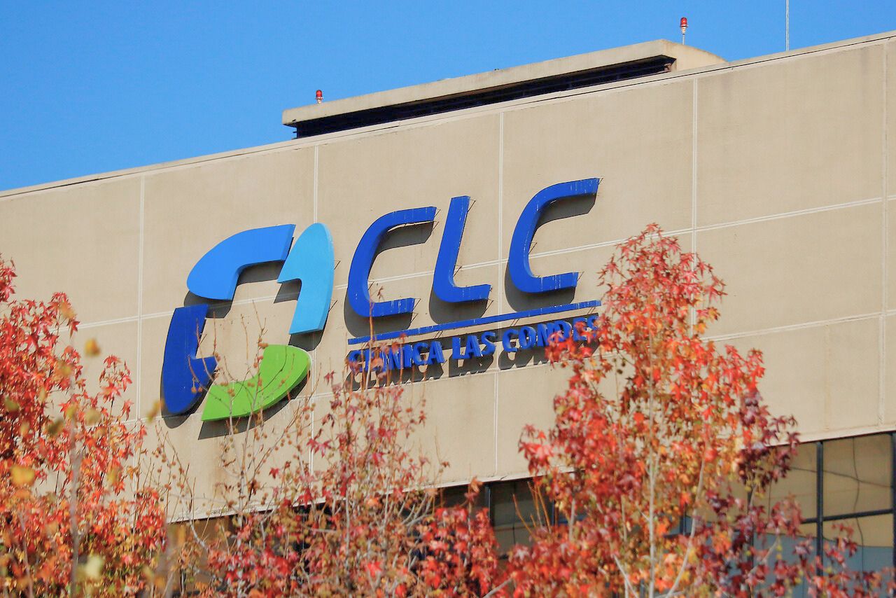 Duro golpe a Clínica Las Condes: CMF suspende cotización en bolsa de sus acciones por tardanza en envío de estados financieros