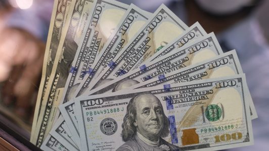 Dólar avanza hasta los $896 tras advertencia de Donald Trump de intensificar ataques en Irán si no hay acuerdo de paz