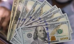 Dólar sigue a la baja y cierra en $877 con el tipo de cambio más bajo desde el inicio de la guerra en Irán