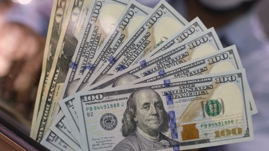 Dólar sigue a la baja y cierra en $877 con el tipo de cambio más bajo desde el inicio de la guerra en Irán