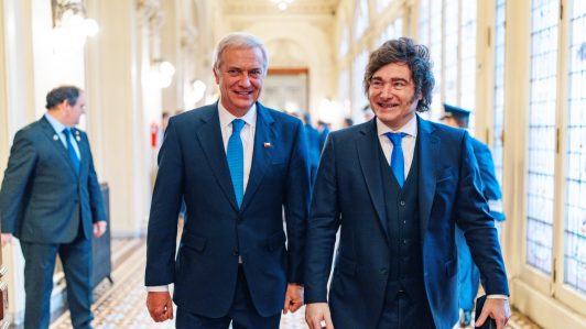 En gira por Argentina: Kast anuncia expulsión de inmigrantes irregulares "paso a paso" y pide salida voluntaria