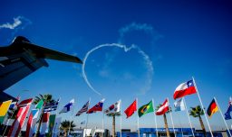 FIDAE 2026 y atochamientos en Vespucio Norte: Extensas filas de vehículos y pasajeros bajan a mirar exhibición aérea