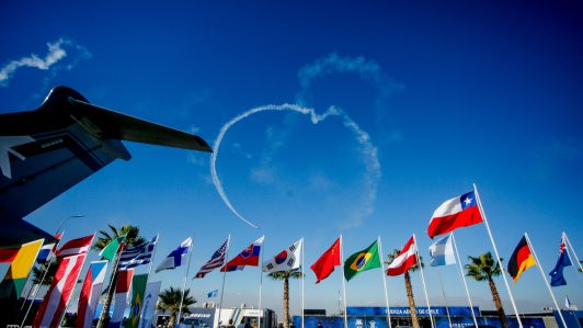 FIDAE 2026 y atochamientos en Vespucio Norte: Extensas filas de vehículos y pasajeros bajan a mirar exhibición aérea