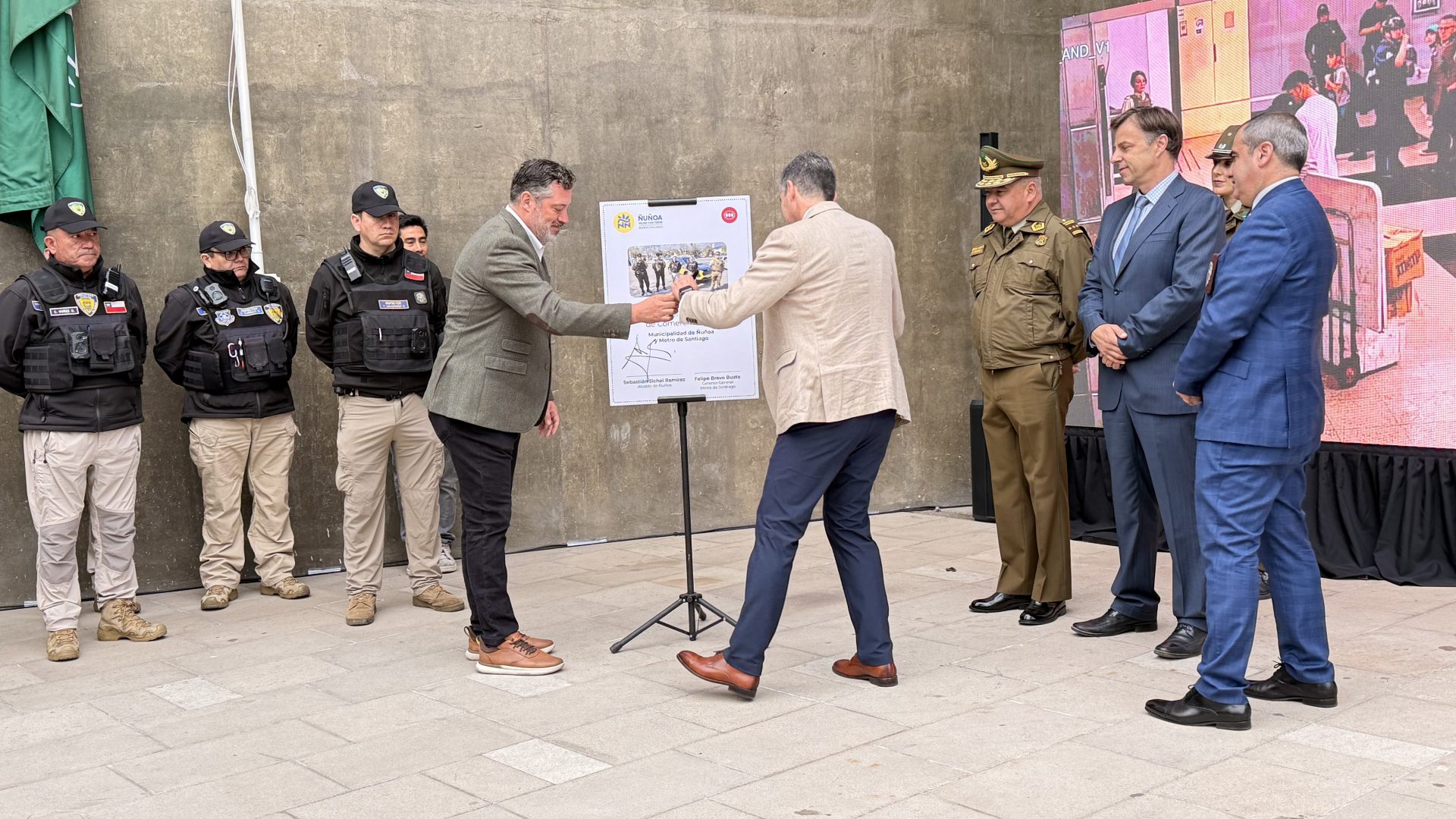 Metro y Ñuñoa firman convenio para reforzar la seguridad y el control del comercio ambulante/Metro de Santiago