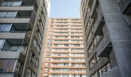 Gastos comunes en Santiago: La diferencia entre comunas puede llegar al 200% y sumar hasta $164.000 mensuales