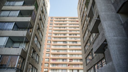 Gastos comunes en Santiago: La diferencia entre comunas puede llegar al 200% y sumar hasta $164.000 mensuales