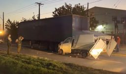 Registran accidente en San Bernardo: Furgón colisionó contra transporte de carga