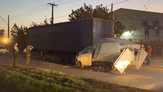 Registran accidente en San Bernardo: Furgón colisionó contra transporte de carga