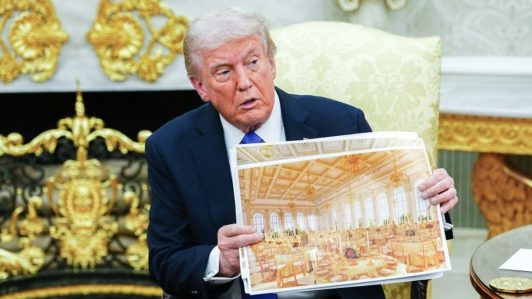 Juez limita proyecto de salón de baile de Trump en la Casa Blanca a construcciones subterráneas y presidente califica fallo de "burla"