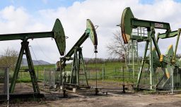 Desplome inédito: Producción mundial de petróleo sufre la mayor caída de su historia en medio de conflicto en Medio Oriente