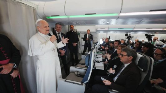 Papa León XIV rechaza la guerra de EE.UU. e Israel contra Irán pero condena la represión de manifestantes por el régimen iraní