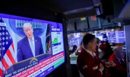 Petróleo se desploma y acciones suben tras alto al fuego de dos semanas entre Trump e Irán