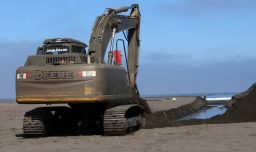 Detienen a dos extranjeros por robo de retroexcavadora usada en obras de zanja en Colchane