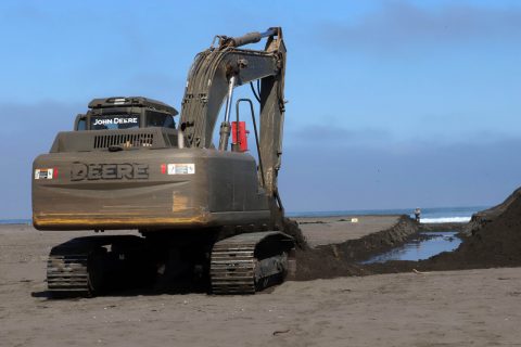 Detienen a dos extranjeros por robo de retroexcavadora usada en obras de zanja en Colchane