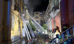 Incendio afectó cité en el centro de Santiago: Mujer se lanzó desde tercer piso y cayó sobre un carabinero