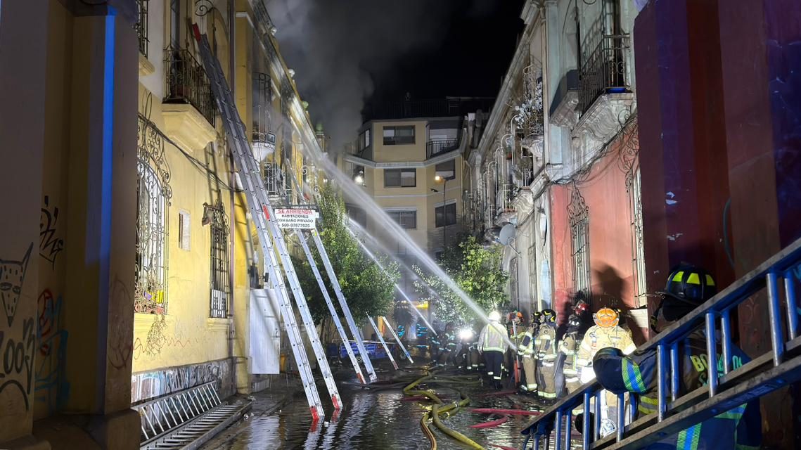 Incendio afectó cité en el centro de Santiago: Mujer se lanzó desde tercer piso y cayó sobre un carabinero