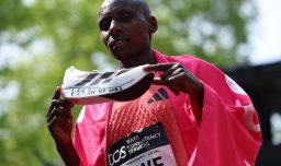 El keniano Sabastian Sawe bate el récord mundial de maratón con 1h59:30