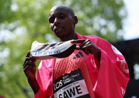 El keniano Sabastian Sawe bate el récord mundial de maratón con 1h59:30