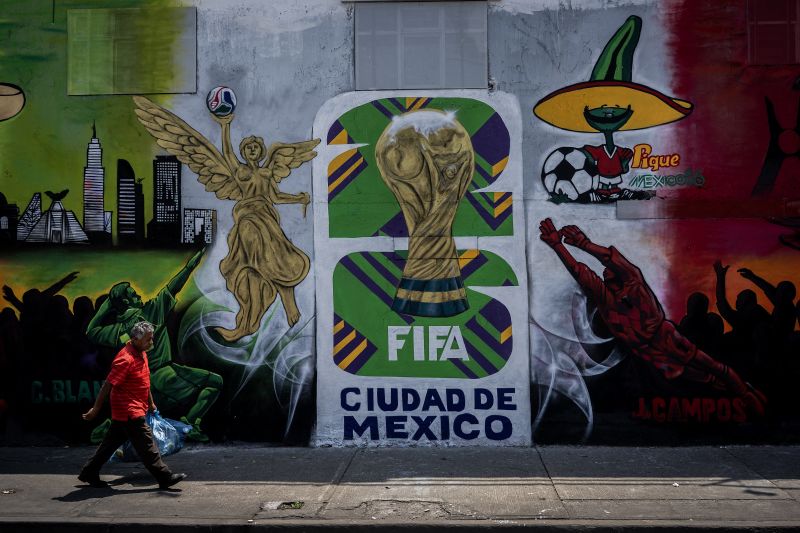 Un hombre pasa junto a un mural que representa la Copa Mundial de la FIFA 2026 en la Ciudad de México el 14 de julio de 2025. CARL DE SOUZA/AFP/AFP via Getty Images