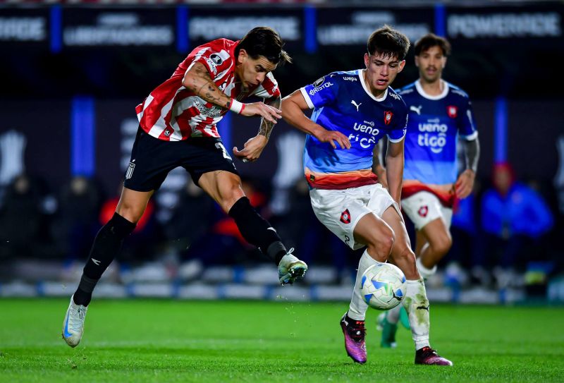 Lucas Quintana (derecha) persigue la marca de un jugador de Estudiantes de La Plata. Marcelo Endelli/Getty Images