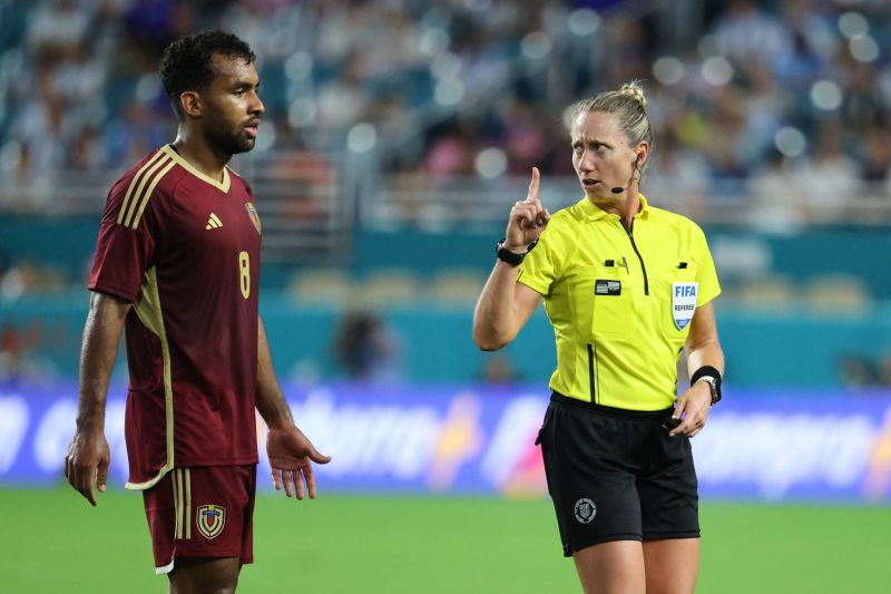 Tori Penso dirigió el último amistoso entre Argentina y Venezuela en Miami. Leonardo Fernández/Getty Images