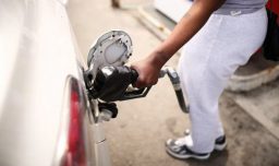 Precios del petróleo bajan, pero siguen siendo altos tras nuevas amenazas de Trump a Irán