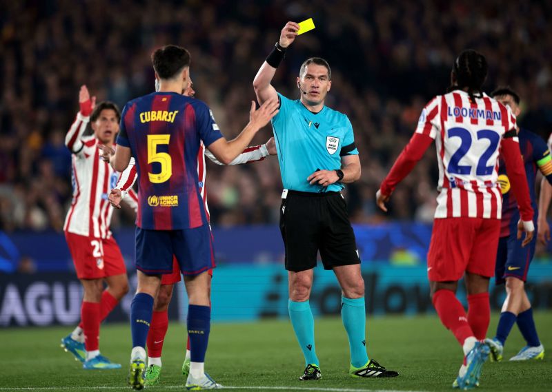 Istvan Kovacs expulsó correctamente a Cubarsí tras un llamado del VAR, pero no sancionó un claro penal para el Barcelona por mano. Eric Alonso/Getty Images