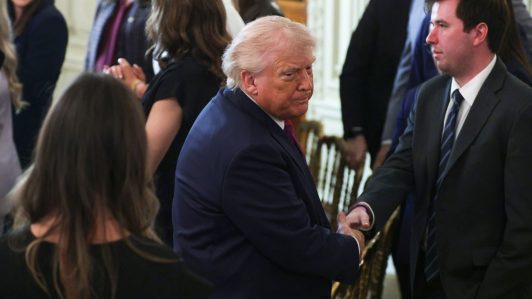 Trump denuncia "fraude" en referéndum de Virginia sin aportar pruebas y cuestiona redacción de la pregunta