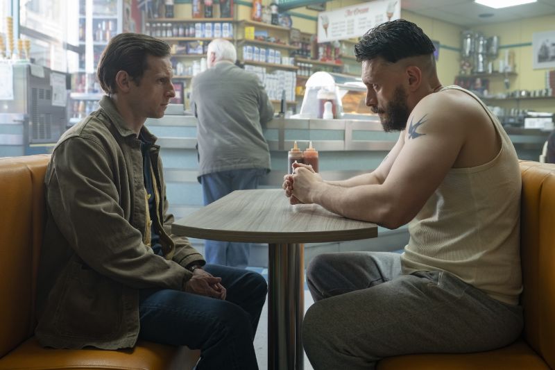 Jamie Bell (izquierda) y Richard Gadd (derecha) en "Half Man" (2026). Cortesía HBO