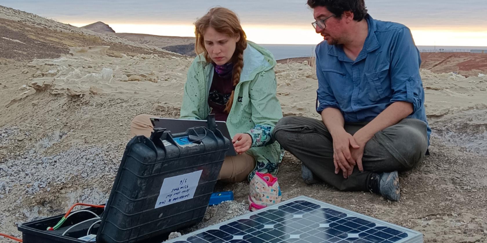 Valentina Reyes-Wagner y Andrei Maksymowicz instalan uno de los sismómetros de la red temporal que estudiará la estructura interna de la isla y la dorsal de Juan Fernández/U. de Chile