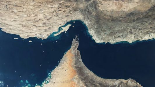 Guardia Revolucionaria Iraní dice que se incautaron dos embarcaciones que cruzaban por el estrecho de Ormuz