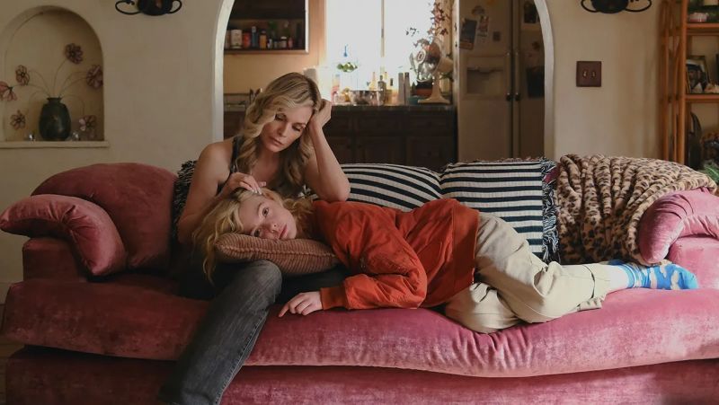 Michelle Pfeiffer y Elle Fanning en "Margo's Got Money Troubles" (2026). Cortesía Apple TV+