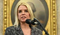¿Quién es Pam Bondi y cómo perdió la confianza de Trump como secretaria de Justicia?