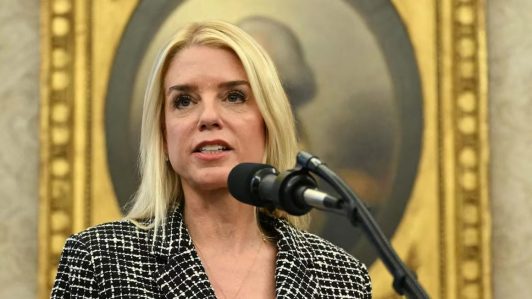 ¿Quién es Pam Bondi y cómo perdió la confianza de Trump como secretaria de Justicia?