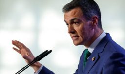 España aprueba norma para regularizar de forma extraordinaria a medio millón de migrantes: "Acto de justicia social"