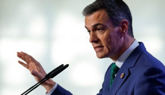 España aprueba norma para regularizar de forma extraordinaria a medio millón de migrantes: "Acto de justicia social"