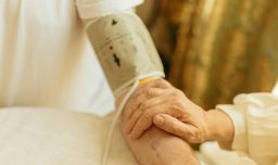 Ministra de Salud informa que cerca de mil pacientes están abandonados en hospitales del país