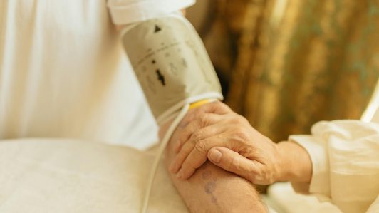 Ministra de Salud informa que cerca de mil pacientes están abandonados en hospitales del país