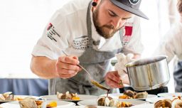 Panoramas gratuitos este 18 y 19 de abril: Feria gastronómica en Ñuñoa, Carnaval Mayor y Mercado Popular en Estación Central