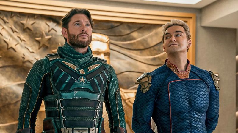 De izquierda a derecha: Jensen Ackles y Antony Starr en la temporada 5 de "The Boys" (2026). Cortesía Prime Video