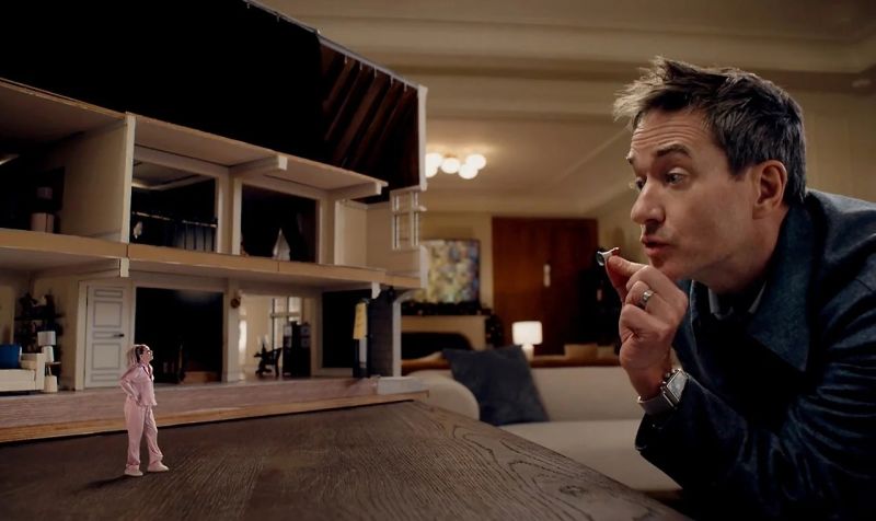 De izquierda a derecha: Elizabeth Banks y Matthew Macfadyen en "The Miniature Wife" (2026). Cortesía Peacock