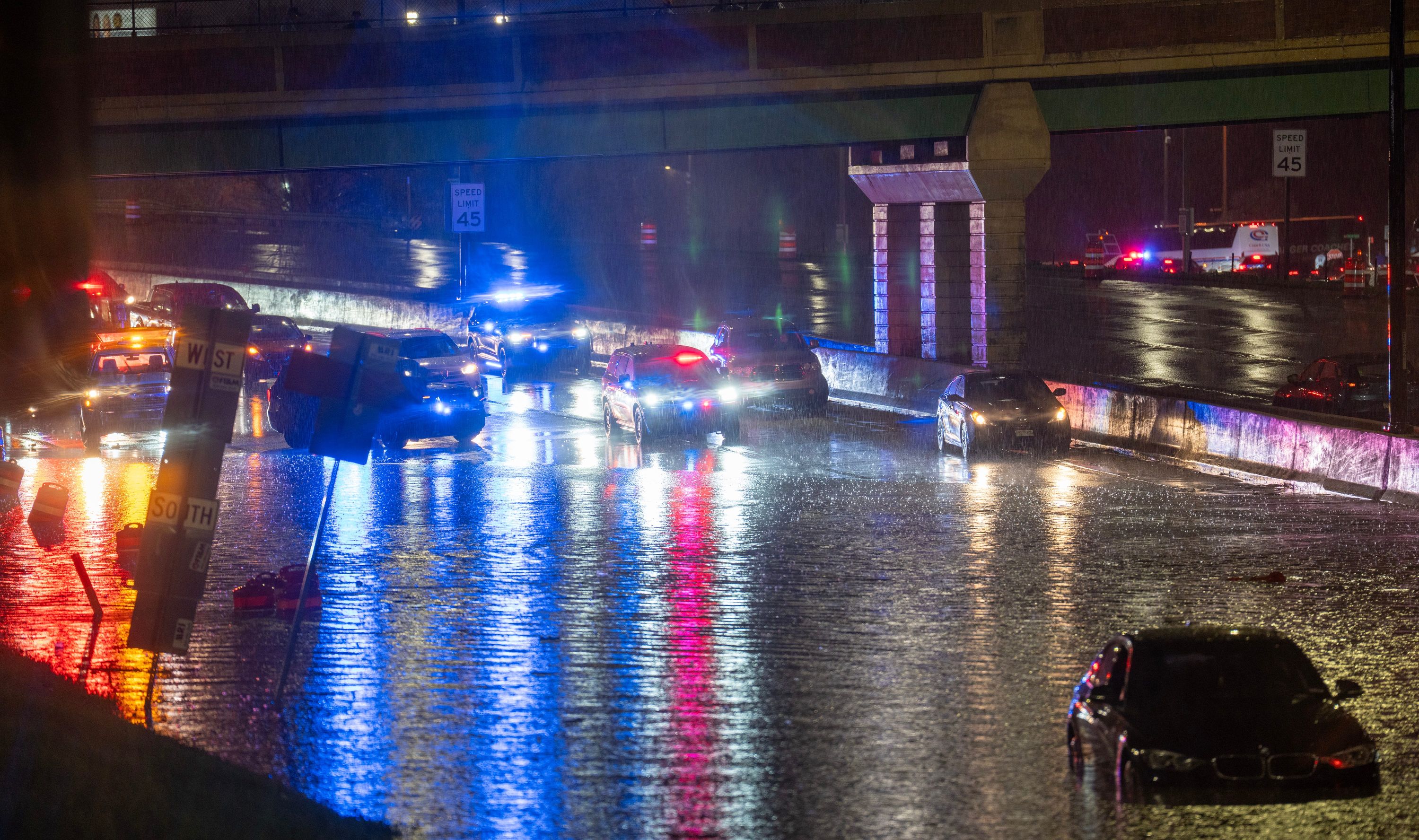 Los servicios de emergencia rescataron a automovilistas atrapados después de que las fuertes lluvias inundaran Brewers Blvd. en Milwaukee el miércoles. Mark Hoffman/Milwaukee Journal Sentinel/USA Today Network/Imagn Images vía CNN Newsource