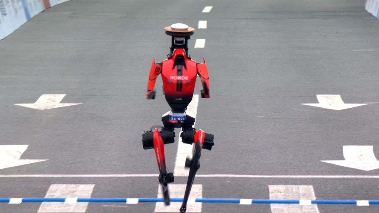 Robot gana carrera de 21 kilómetros en Beijing y supera récord humano de media maratón