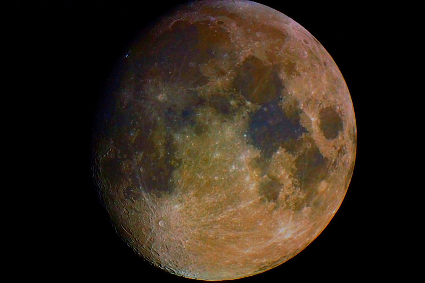 Fotógrafo logra captar los verdaderos colores de la Luna por primera vez en la historia
