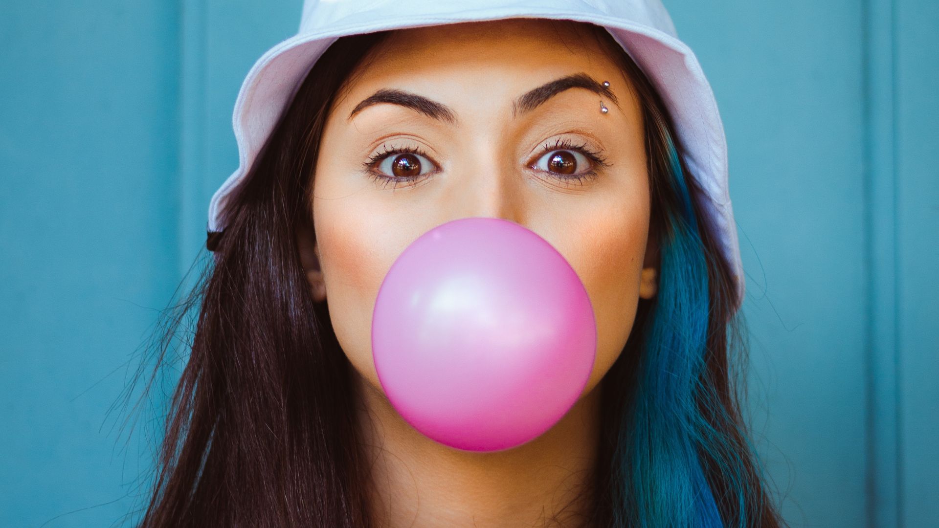 ¿Es peligroso tragarse un chicle? La ciencia tiene la respuesta